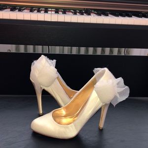 Badgley Mischka Cream Heels